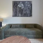 22dia1087- New 2br Flat In The Center! *