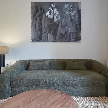 22dia1087- New 2br Flat In The Center! *